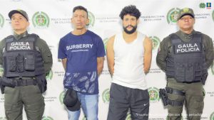En la imagen están los dos procesados conocidos con los alias de El Costeño y El Mueco y dos servidores del Gaula de la Policía Nacional.