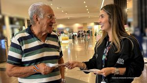 En las imágenes se aprecia personal de la Seccional Magdalena quienes socializan los diferentes canales de atención que ofrece la entidad para facilitar el acceso a la justicia. Lidera este recorrido la directora seccional de Fiscalía en este departamento, Dra. Madeleyne Pérez Ojeda.