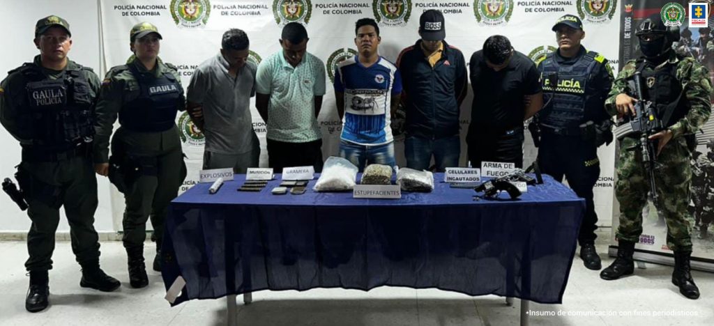  Uniformados de la Policía Nacional, quienes materializaron las capturas de los 13 procesados, custodian a cada uno de los procesados.