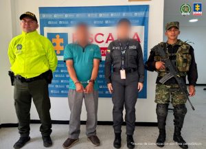 en la foto se aprecia al hoy condenado siendo custodiado por funcionarios del CTI, Policía y Ejército Nacional.