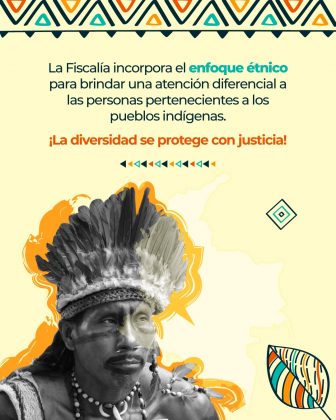 Texto: “La Fiscalía incorpora el enfoque étnico para brindar una atención diferencial a las personas pertenecientes a los pueblos indígenas.” “¡La diversidad se protege con justicia!” Elementos gráficos: Hombre indígena con tocado de plumas y collar, en blanco y negro. Fondo claro con el mapa de Colombia. Hojas decorativas, franja de triángulos en la parte superior e inferior, y formas geométricas.