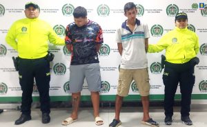 En las imágenes aparecen los capturados custodiados por uniformados de la Policía nacional y esposados.
