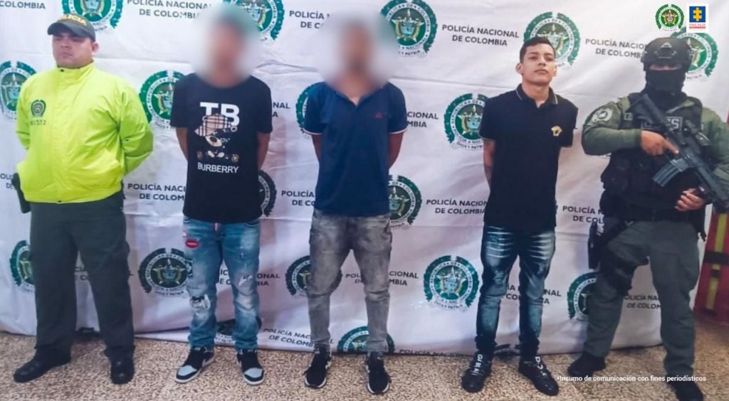 Se encuentra el imputado en compañía de dos personas cuyos rostros están borrosos. A