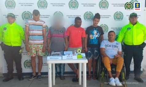  Uniformados de la Policía Nacional, quienes materializaron las capturas de los 13 procesados, custodian a cada uno de los procesados.