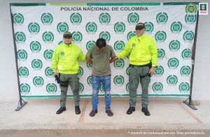 Fiscal Martha Mancera, Martha Mancera, Fiscal Mancera El capturado aparece con sus manos esposadas a la espalda, con la cara agachada y custodiado por dos uniformados de la policía nacional.