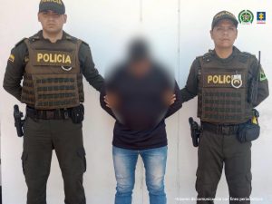 Fiscal Martha Mancera, Martha Mancera, Fiscal Mancera El capturado tiene su rostro oculto y sujetado por dos uniformados de la Policía Nacional, tiene sus manos esposadas a la espalda.
