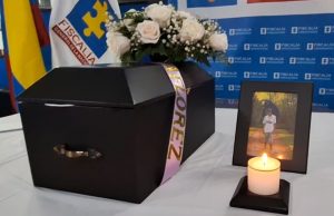 Se observa la urna funeraria, la fotografía del ciudadano y una vela encendida frente a la foto