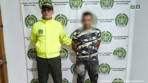 En las imágenes se ven los capturados en compañía de uniformados de la Policía Nacional. Los rostros de los implicados han sido tapados con el propósito de no revictimizar.