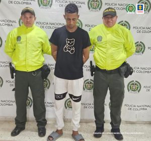 Fiscal Martha Mancera, Martha Mancera, Fiscal Mancera El capturado por el delito de homicidio es custodiado por dos agentes de la Policía Nacional, quienes adelantaron su captura.