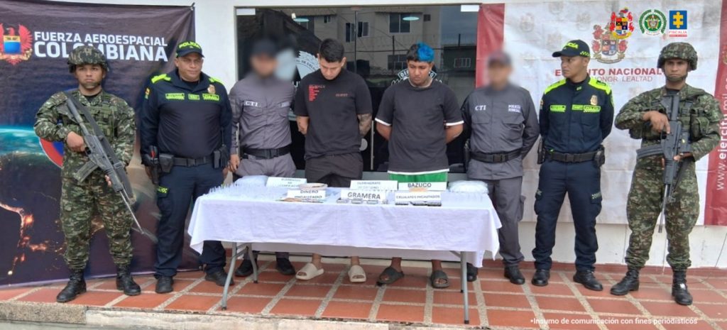 Los capturados aparecen con sus manos esposadas a la espalda, y están custodiados por servidores del CTI y unidades de la Policía.
