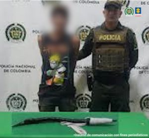 En la imagen se aprecia al hoy sentenciado custodiado por la Policía Nacional, tras su captura en flagrancia en 2023.