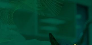 La búsqueda e identificación de personas dadas por desaparecidas En la imagen de portada de la sección de redes sociales Voces Fiscalía se ve una fotografía de una mano que sostiene un pincel limpiando un hueso humano con un titular que dice: La búsqueda e identificación de personas dadas por desaparecidas.