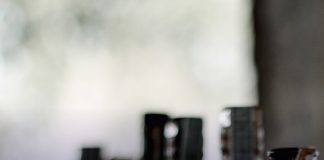 Claves para detectar licor adulterado En la imagen de portada de la sección de redes sociales Voces Fiscalía se ve la fotografía de unas botellas de licor difuminadas y un titular que dice: Claves para detectar licor adulterado.