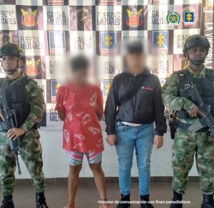 En la fotografía aparece una mujer capturada, acompañada de un servidor del CTI y de uniformados del Ejército Nacional. En la parte posterior un banner con logos de la entidad.