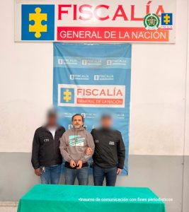 En la fotografía se encuentra el procesado acompañado de  dos funcionarios del CTI.
