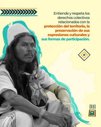 Texto: “Entiende y respeta los derechos colectivos relacionados con la protección del territorio, la preservación de sus expresiones culturales y sus formas de participación.” Elementos gráficos: Hombre indígena sentado, en blanco y negro, con gorro blanco y mochila. Fondo con mapa de Colombia. Elementos decorativos indígenas (rombos, líneas, triángulos).