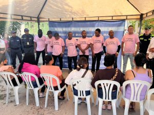 Se ve a los hombres con camisetas rosadas en el evento de justicia restaurativa.