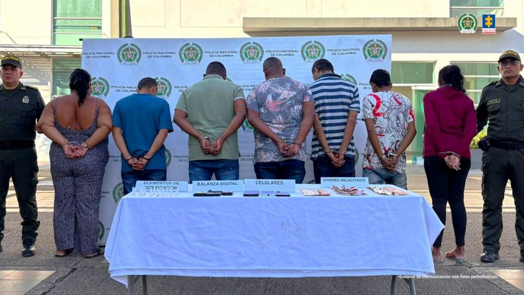 las personas fueron capturadas en condición de flagrancia en las viviendas donde se preparaban, dosificaban y distribuían los alucinógenos, allí fueron hallados elementos materiales de prueba que obran dentro del proceso judicial.