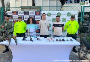 Dos uniformados del Ejército Nacional custodian a los tres procesados.