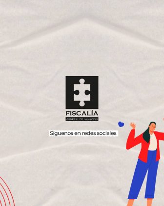 La imagen muestra un diseño institucional con el logo de la Fiscalía General de la Nación en el centro, sobre un fondo claro con textura suave. Debajo del logo aparece el texto: “Síguenos en redes sociales”. En la parte inferior derecha hay una ilustración colorida de una persona estilizada levantando una mano, junto a pequeños elementos gráficos decorativos (como un corazón azul). También se observan líneas curvas rojas en la esquina inferior izquierda que aportan dinamismo al diseño. Propósito del diseño: Invitar a la ciudadanía a seguir las redes sociales oficiales de la Fiscalía, reforzando la comunicación institucional y el acceso a información confiable.