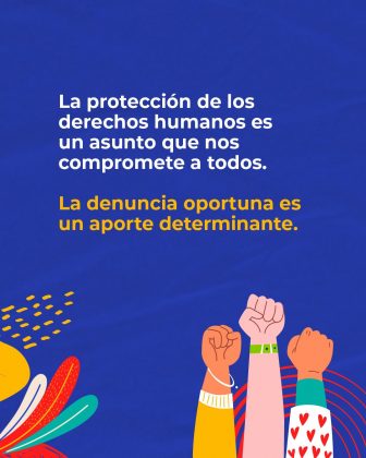 Parte superior en blanco: “La protección de los derechos humanos es un asunto que nos compromete a todos.” Texto destacado en amarillo: “La denuncia oportuna es un aporte determinante.” Diseño visual: Fondo: Azul sólido. Elementos gráficos: En la parte inferior, se observan tres brazos levantados con puños cerrados, cada uno con diferentes colores y patrones (amarillo, rojo con corazones, y naranja con líneas), simbolizando fuerza, unidad y participación. A la izquierda, hay figuras decorativas en colores vivos (rojo, verde, amarillo) que aportan dinamismo al diseño.