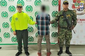 Los capturados están en medio de servidores del CTI de la Fiscalía, la policía y el ejército, esposados y con un pendón institucional de fondo