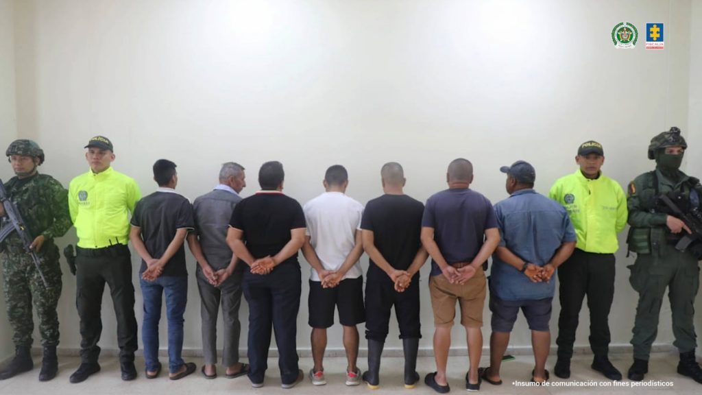En la imagen se ve a siete personas capturadas en junto a uniformados de la Policía, quienes serían los presuntos responsables de almacenar y vender madera extraída ilegalmente de los Parques Naturales La Paya, Amacayacu y Río Puré.