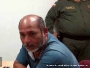 En la imagen se ve a un señor identificado como Julio Rojas Marín durante la audiencia de lectura de sentencia.