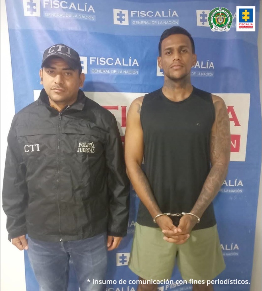 Un investigador del CTI del Magdalena custodia al procesado implicado en feminicidio. 