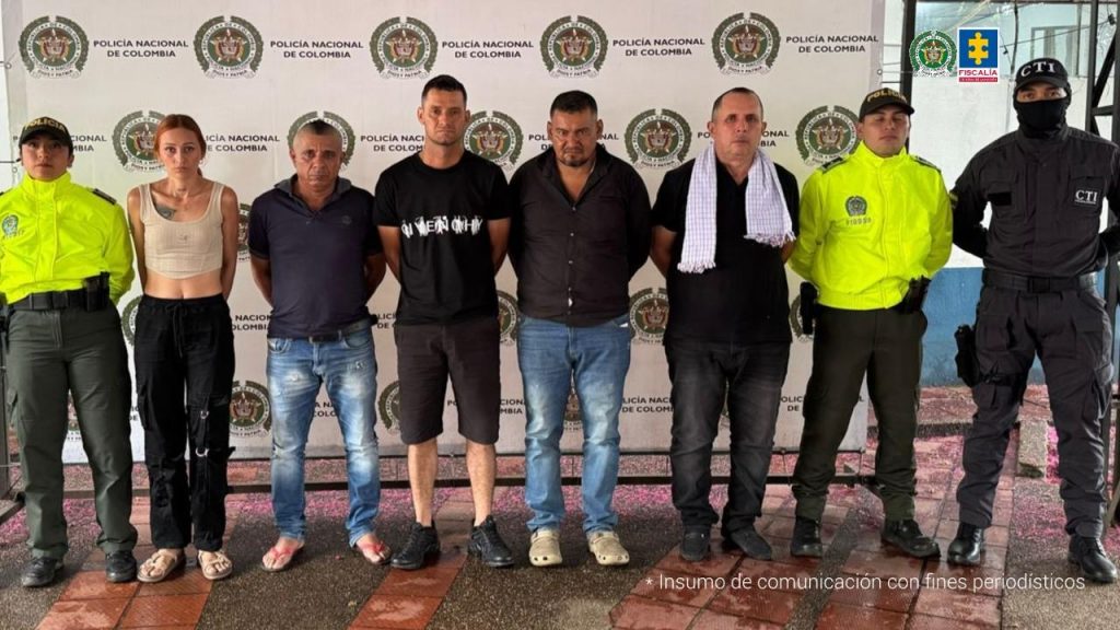 En la fotografía se observan 8 personas, cinco de ellas los capturados. Los tres restantes son funcionarios de la Policía Nacional y un investigador del CTI.