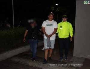 En la imagen se ve a un hombre esposado en compañía de dos uniformados de la Policía Nacional. 
