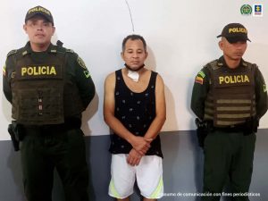 Dos uniformados de la Policía Nacional custodian al hoy sentenciado.
