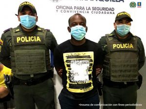 El hoy sentenciado a 42 años de prisión es custodiado por uniformados de la Policía Nacional.
