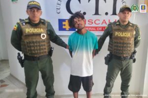Dos uniformados de la Policía Nacional custodian al hoy procesado.