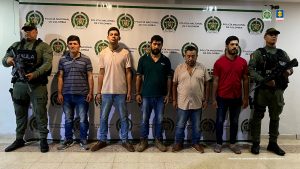  Los procesados se encuentran esposados y en custodia por uniformados del Gaula de la Policía Nacional. 