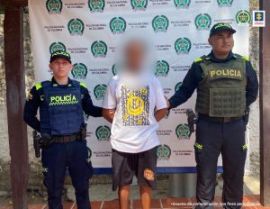 Dos uniformados de la Policía Nacional custodian al procesado de 39 años.