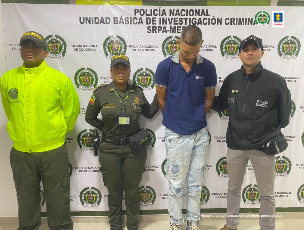 Dos funcionarios de la Policía Nacional y un investigador custodian al hoy procesado quien al parecer sometía a violencia física a su compañera sentimental.