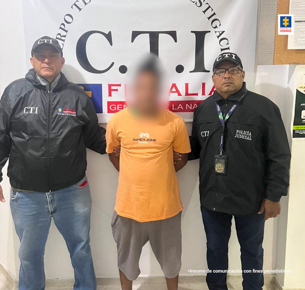 Dos investigadores adscritos al Cuerpo Técnico de Investigación (CTI) de la Seccional Atlántico custodian al capturado que habría agredido sexualmente a su abuela de 90 en el municipio de Campo de la Cruz.