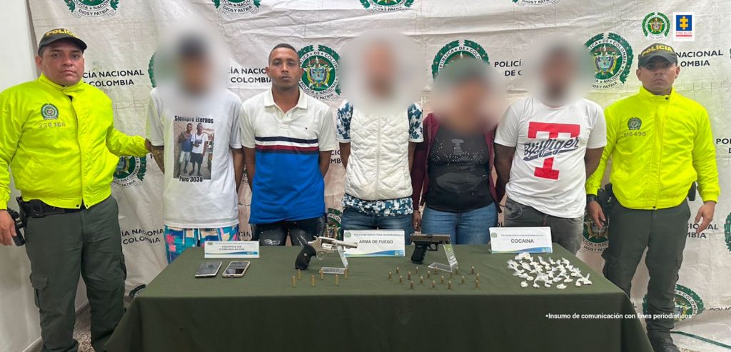 Al presunto homicida de un tendero en Barranquilla lo custodian dos uniformados de la Policía Nacional.