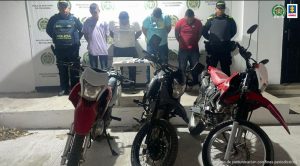Fiscal Martha Mancera, Martha Mancera, Fiscal Mancera Los cuatro presuntos extorsionistas son custodiados por los uniformados del Gaula de la Policía Nacional, tras su captura en el sector de Puerto Mosquito en Santa Marta.