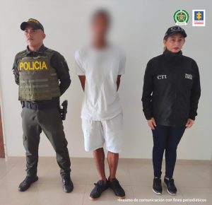 En la imagen aparece el procesado en medio de dos uniformados de la Policía Nacional