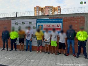 Los judicializados se encuentran esposados y en custodia por funcionarios del Cuerpo Técnico de Investigación CTI y la Policía Metropolitana de Neiva.