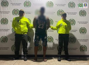 Dos uniformados de la Policía Nacional se encuentran al lado del acusado quien habría incurrido en violencia intrafamiliar con su compañera sentimental.