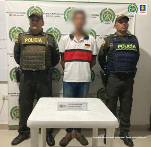 Dos uniformados de la Policía Nacional custodian al hombre presuntamente implicado en agresiones a una menor de edad.