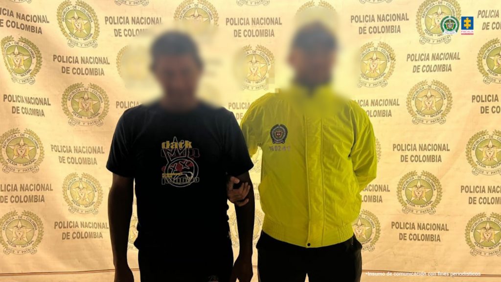 En la imagen aparece una persona de suéter negro junto a un policía.