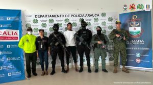 En la foto se aprecia al hoy asegurado siendo custodiado por miembros del CTI, la Policía, Ejército y Armada Nacional.