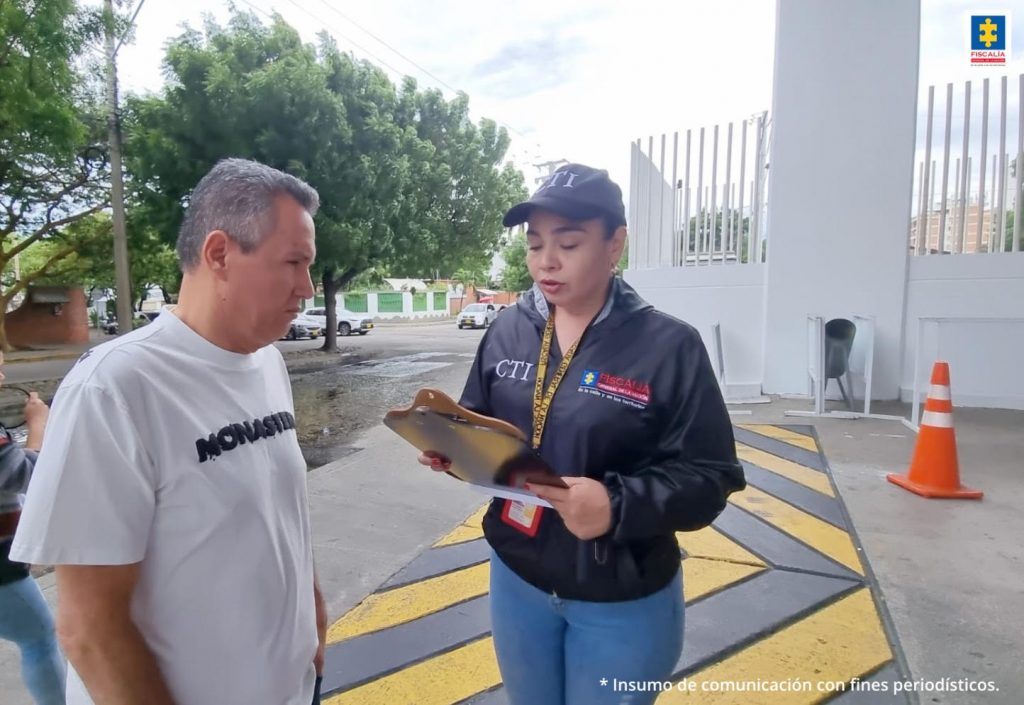 En la foto se aprecia a una funcionaria del CTI, que materializa la orden de captura en contra del alcalde de Villas del Rosario.