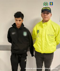 En la imagen se ve a un hombre capturado en compañía de un uniformado de la Policía. 