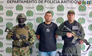 En la imagen está el procesado con un servidor del Gaula de la Policía y otro del Ejército Nacional a los lados