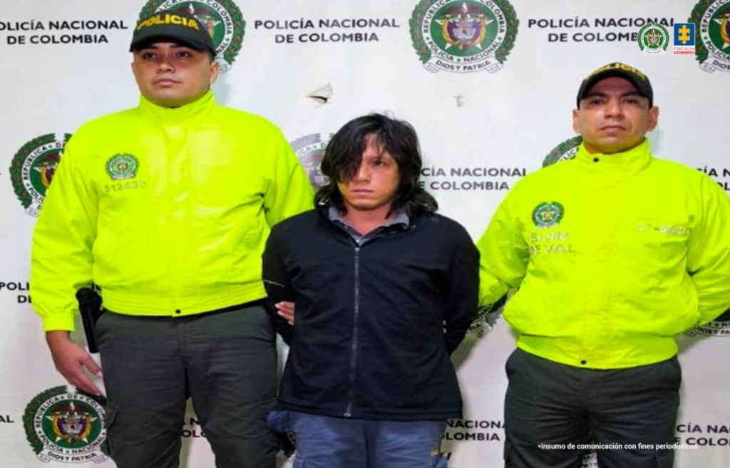 En la imagen aparece el procesado en medio de dos servidores de la Policía Nacional.